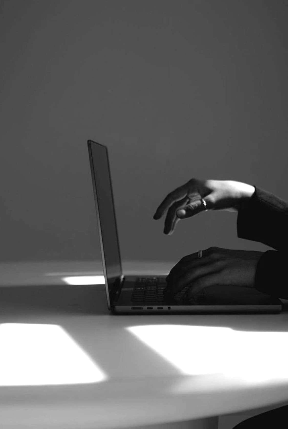 Czy można rozwiązać umowę o pracę przez e-mail?